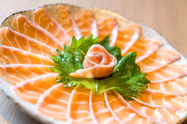 Foto grátis sashimi de salmão fatiado