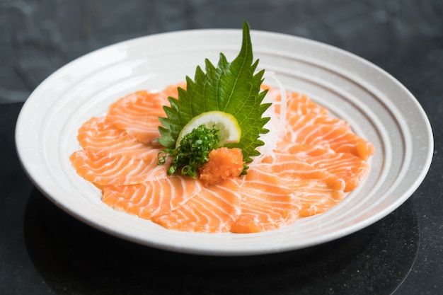 Foto grátis sashimi de salmão fresco cru
