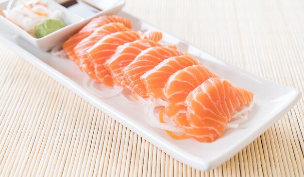 Sashimi em salmão cru