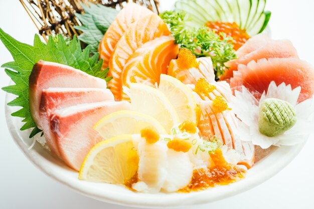 Sashimi misturado cru e fresco com salmão, atum, hamaji e outros