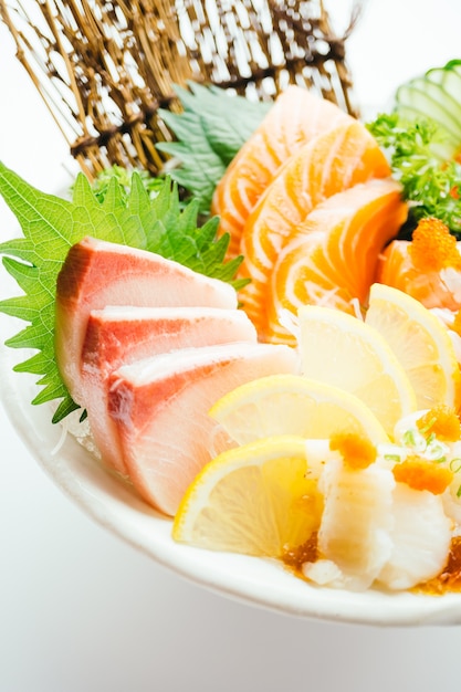 Foto grátis sashimi misturado cru e fresco com salmão, atum, hamaji e outros