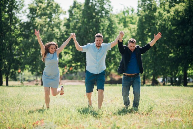 Satisfeito friendsrunning e segurando as mãos para cima