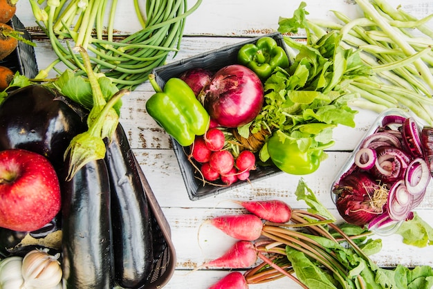 Foto grátis saudáveis ​​frutas e vegetais na mesa de madeira