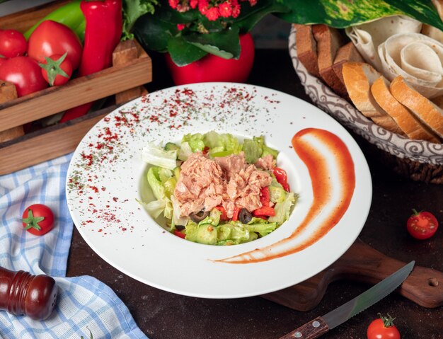 Saudável frango grelhado Caesar Salad com queijo, tomate cereja e alface