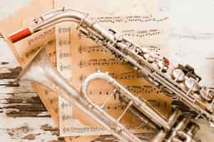 Foto grátis saxofone e trombeta do close-up na partitura