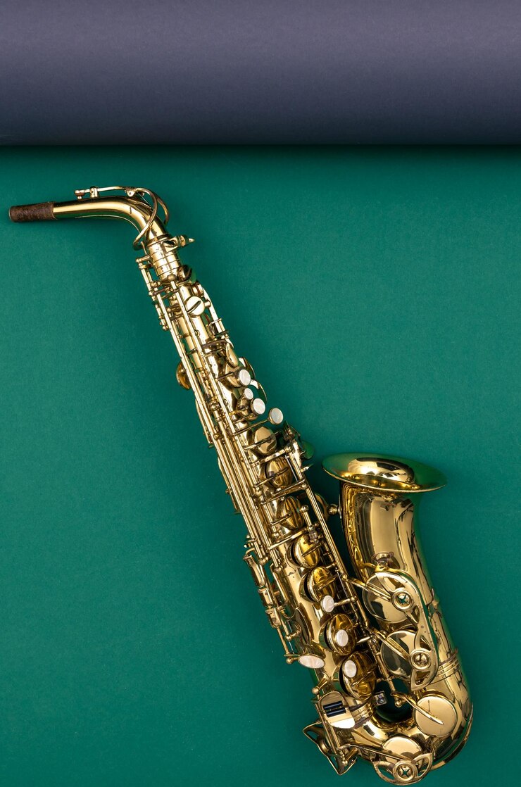 Foto grátis saxofone em uma vista superior de fundo verde