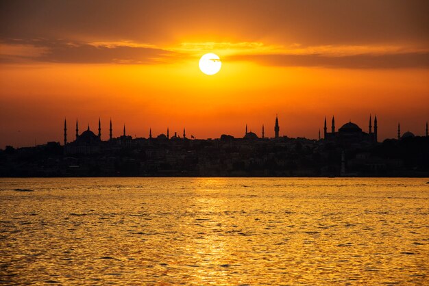 Scenic do nascer do sol sobre o oceano em Istambul, Turquia