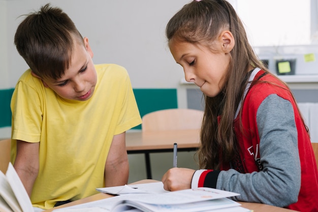 Schoolchildren escrevendo na aula