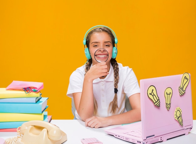 Schoolgirl, escrivaninha, com, laptop, em, memphis, estilo