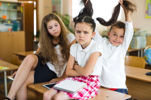 Foto grátis schoolkids posando na sala de aula