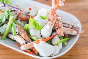 Foto grátis sculling crab ou steam crab leg mar food