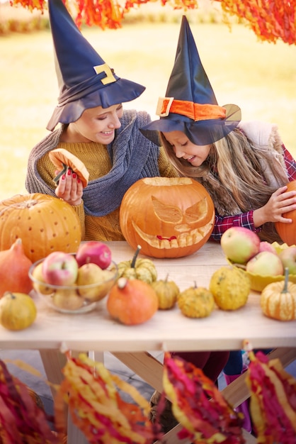 Se divertindo com a mamãe durante o Halloween