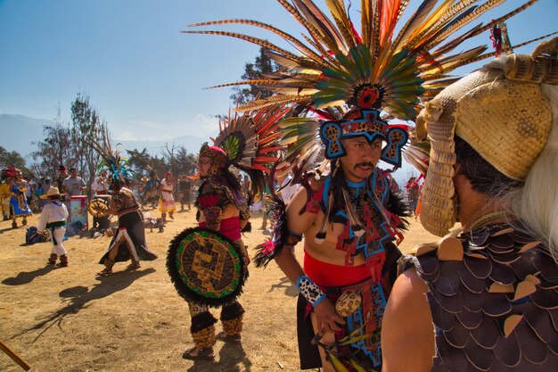 Seãƒâ ± or del sacromonte amecameca - 27 de fevereiro de 2020: dançarina caracterizada com trajes pré-hispânicos no parque nacional sacromonte