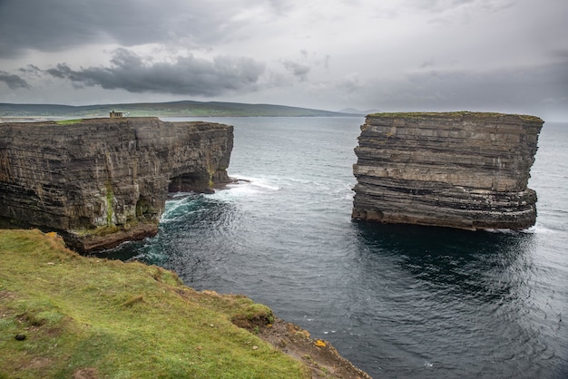 Sea stack em downpatrick head no condado de mayo, irlanda, em um dia nublado