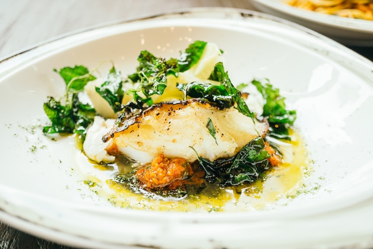 Foto grátis seabass ou barramundi bife de carne de peixe