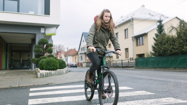 Seção baixa, de, mulher, bicicleta equitação, ligado, rua