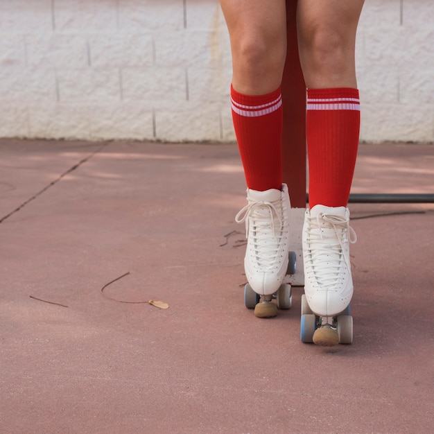 Foto grátis seção baixa de uma patinadora