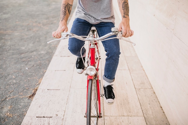 Seção baixa de uma pessoa andando de bicicleta