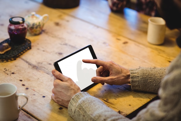 Seção intermediária do homem usando tablet digital