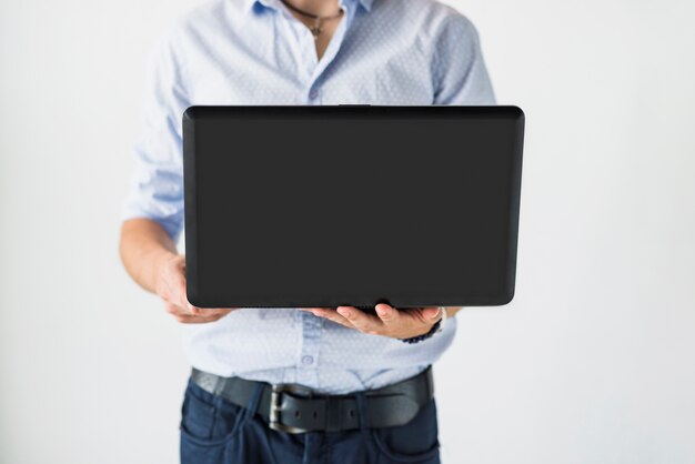 Seção mid, vista, de, um, homem negócios, usando computador portátil