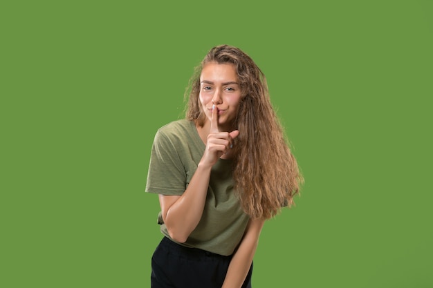 Eu te beijo. retrato de uma mulher atraente com beijo na boca. estúdio  rosa. belo retrato feminino. jovem feliz emocional engraçada mulher olhando  para a câmera. conceito de emoções faciais humanas. cores