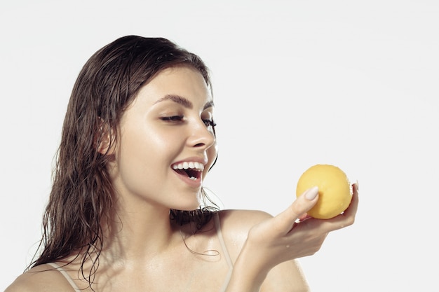 Segredos da juventude. mulher jovem e bonita parede branca. cosméticos e maquiagem, tratamento natural e ecológico, cuidados com a pele.