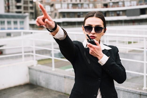 Segurança feminina fornecendo serviço seguro