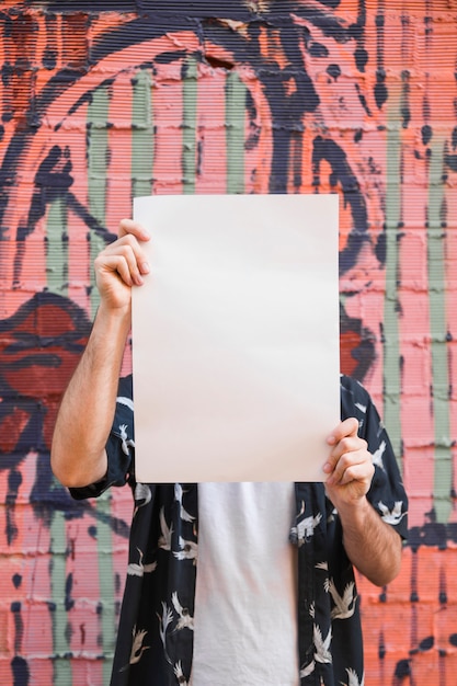 Foto grátis segurando cartaz