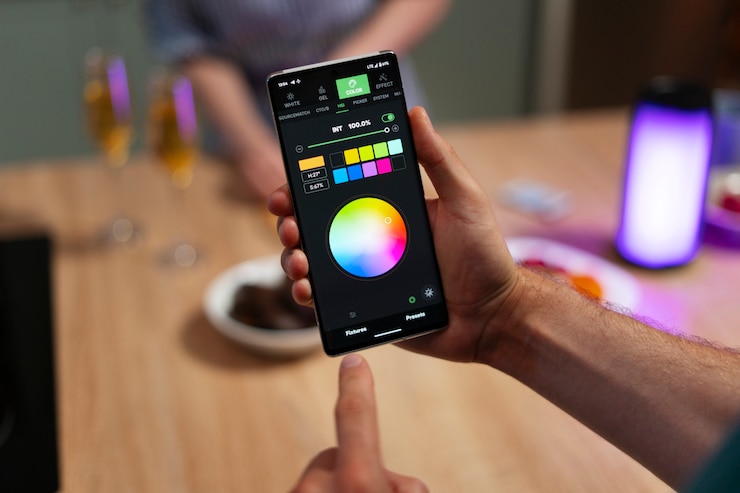 Foto grátis segure o smartphone na mão em casa