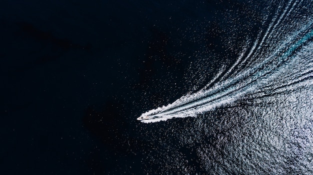 Foto grátis selagem do barco do mar em vista para o mar de cima.