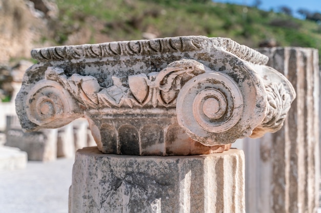 Selcuk, izmir, turquia - colunas do monumento de memmius nas ruínas de éfeso, sítios arqueológicos históricos da roma antiga na região leste do mediterrâneo de jônia sob o céu azul