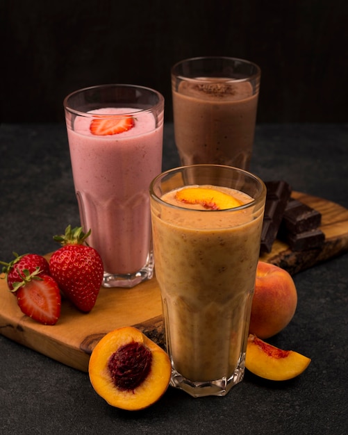 Foto grátis seleção de três copos de milkshake com frutas e chocolate