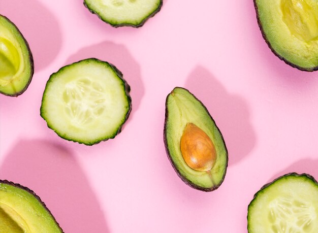 Seleção de vista superior de fatias de abacate e pepino