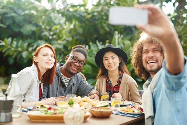 Selfie de amigos felizes