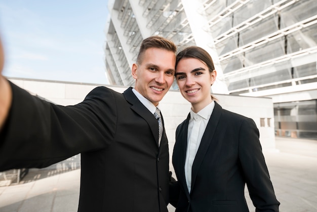 Selfie de casal de negócios