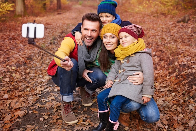 Selfie de família da viagem para a floresta