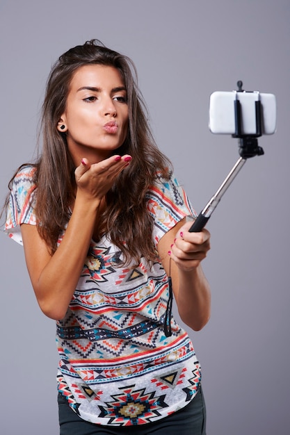 Foto grátis selfie stick como um dispositivo muito útil