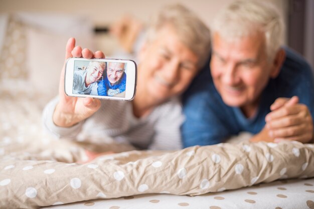 Selfie tirada por um alegre casal de idosos