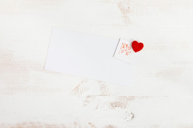 Selo de amor com papel branco para mensagem