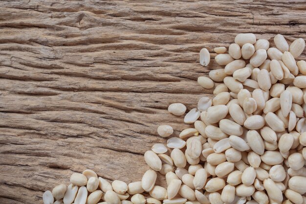 Sementes de amendoim em um fundo de madeira na cozinha