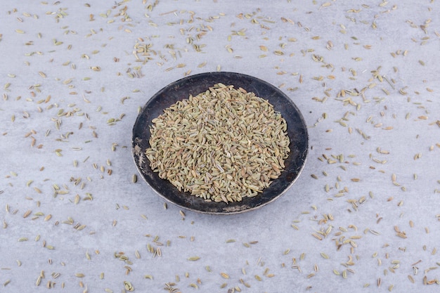 Foto grátis sementes de anis secas em uma bandeja no fundo de concreto. foto de alta qualidade