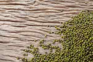 Foto grátis sementes de feijão mungo em um fundo de madeira na cozinha