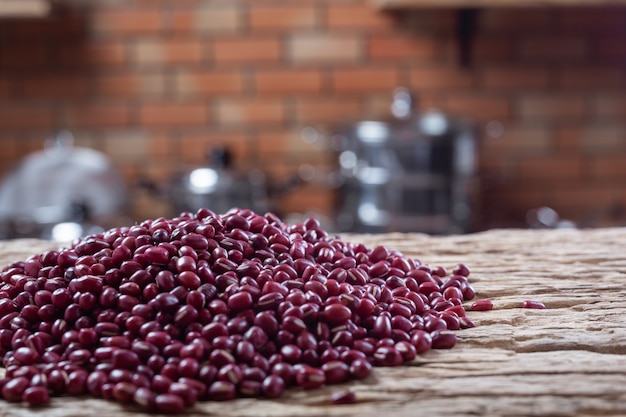 Foto grátis sementes de feijão vermelho em um fundo de madeira na cozinha