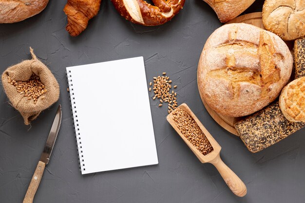 Sementes de pão e caderno em branco