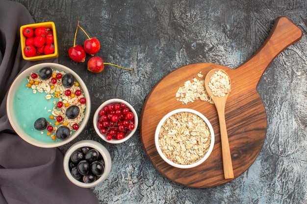 Sementes de romã com frutas coloridas na toalha de mesa Mingau de aveia no quadro