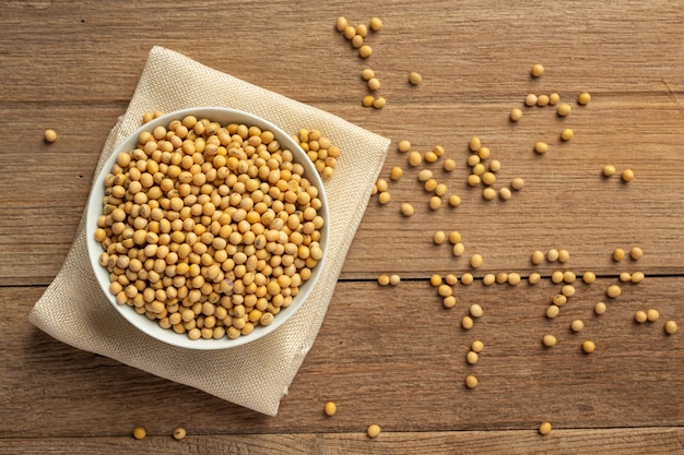 Foto grátis sementes de soja em sacos de piso de madeira e cânhamo conceito de nutrição alimentar.