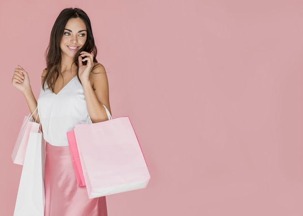 Senhora alegre em camiseta branca e saia rosa