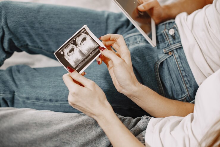 Foto grátis senhora animada contando ao marido sobre sua gravidez. pessoas em casa. casal deitado em uma cama ruim e