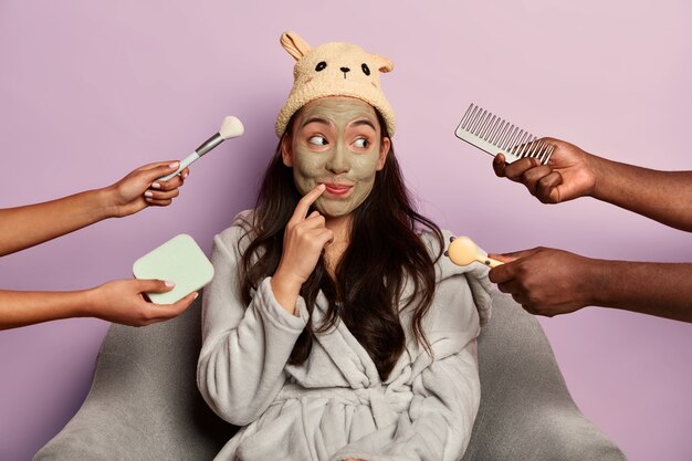 Senhora curiosa e alegre alegra nova máscara anti-rugas, previne sinais de envelhecimento da pele