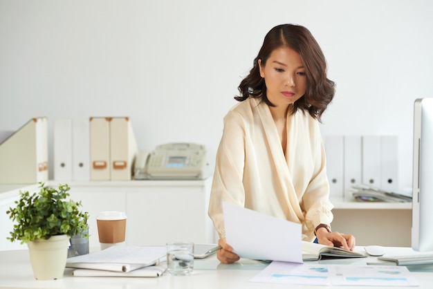 Senhora de negócios lendo um contrato